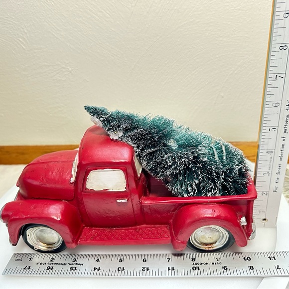Hand Painted Ceramic Nostalgic Red Truck With Christmas Tree And LED Lights - Picture 7 of 12